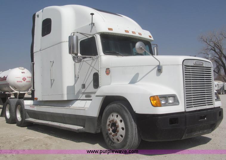 image for item F7343 2000 Freightliner FLD120 semi truck