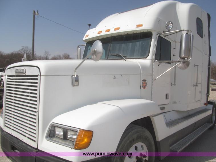 image for item F7343 2000 Freightliner FLD120 semi truck