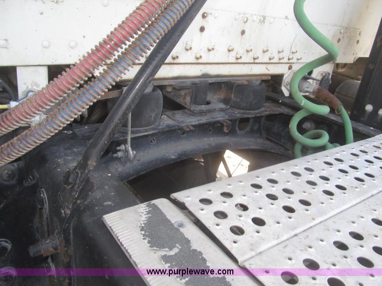 image for item F7343 2000 Freightliner FLD120 semi truck