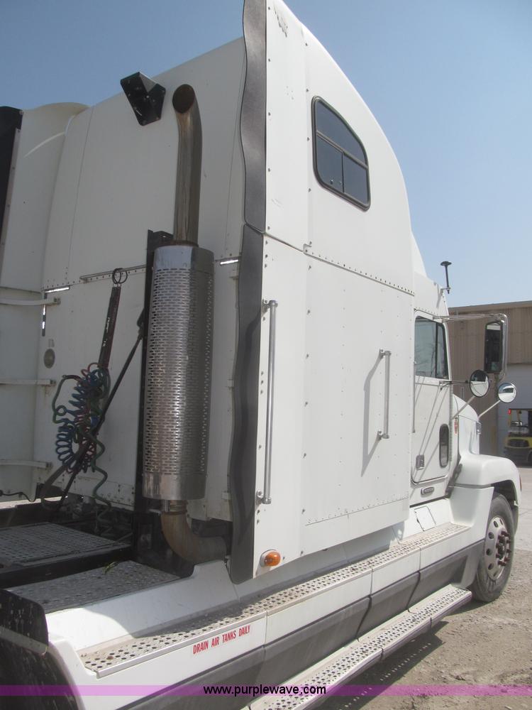 image for item F7343 2000 Freightliner FLD120 semi truck