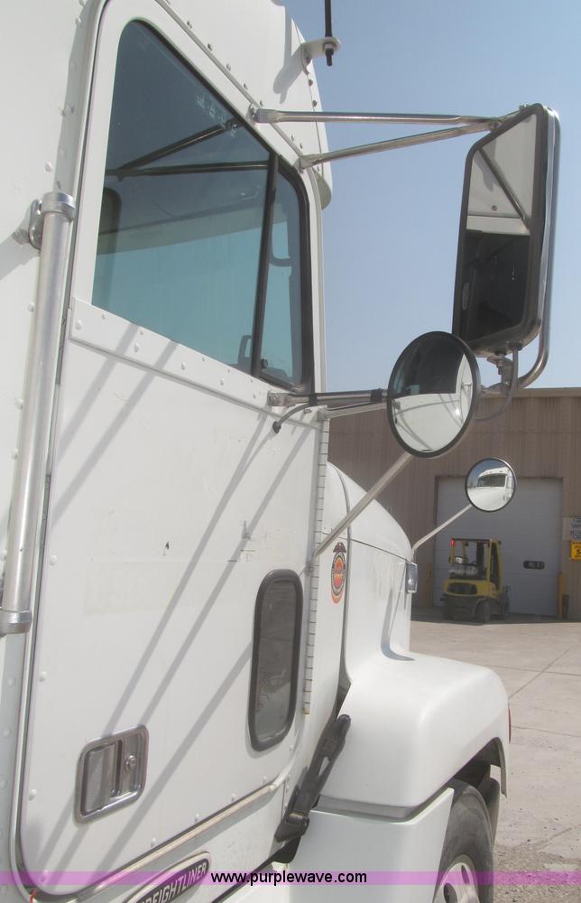 image for item F7343 2000 Freightliner FLD120 semi truck