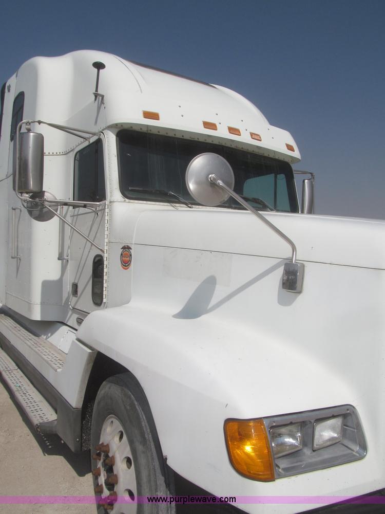 image for item F7343 2000 Freightliner FLD120 semi truck