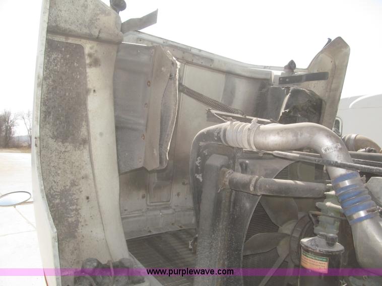 image for item F7343 2000 Freightliner FLD120 semi truck