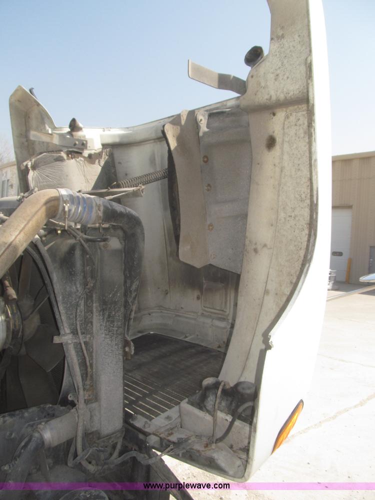 image for item F7343 2000 Freightliner FLD120 semi truck