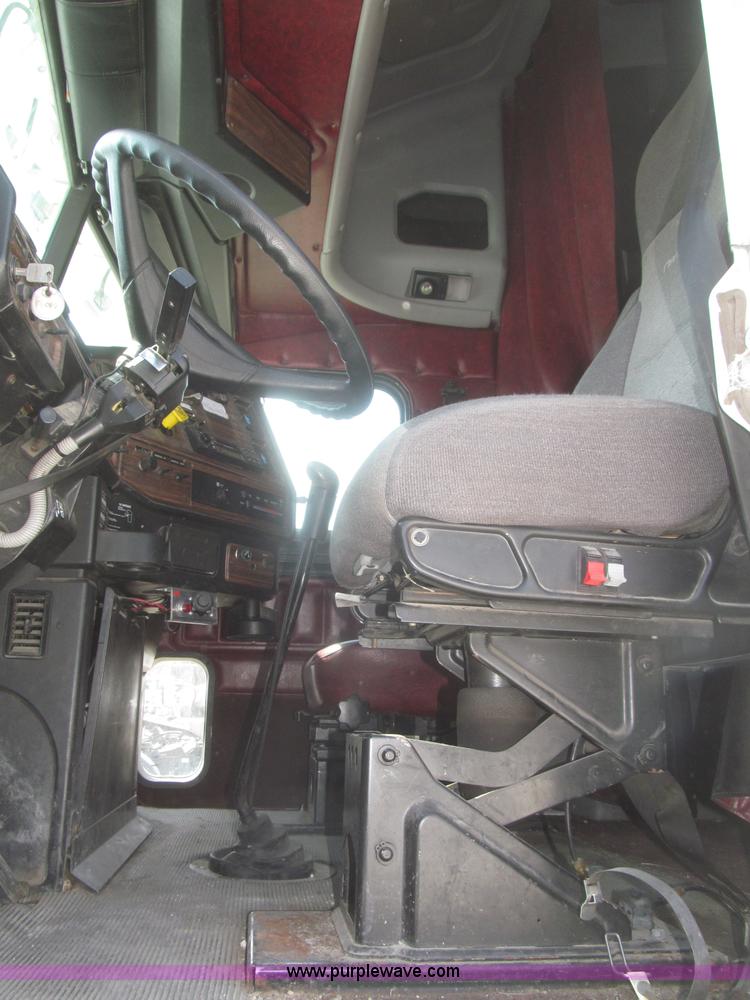 image for item F7343 2000 Freightliner FLD120 semi truck