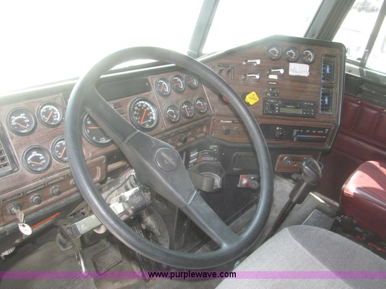 image for item F7343 2000 Freightliner FLD120 semi truck