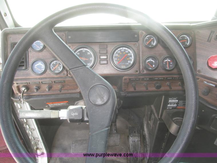 image for item F7343 2000 Freightliner FLD120 semi truck