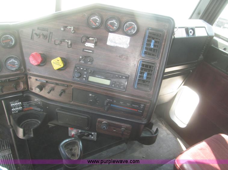 image for item F7343 2000 Freightliner FLD120 semi truck