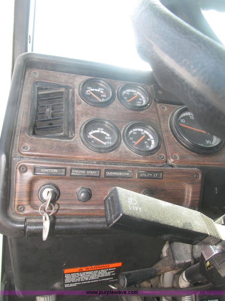 image for item F7343 2000 Freightliner FLD120 semi truck