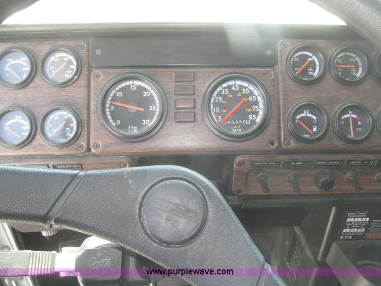 image for item F7343 2000 Freightliner FLD120 semi truck