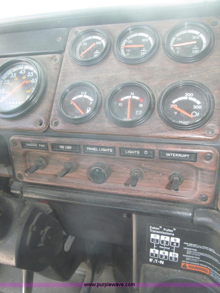 image for item F7343 2000 Freightliner FLD120 semi truck