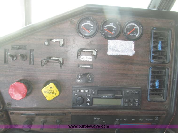 image for item F7343 2000 Freightliner FLD120 semi truck