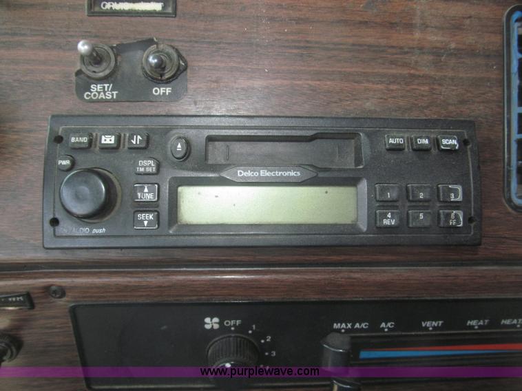 image for item F7343 2000 Freightliner FLD120 semi truck