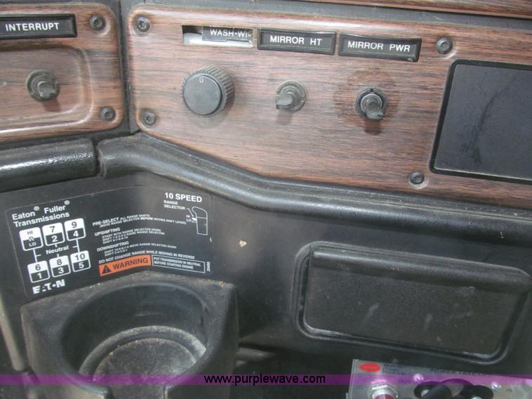 image for item F7343 2000 Freightliner FLD120 semi truck