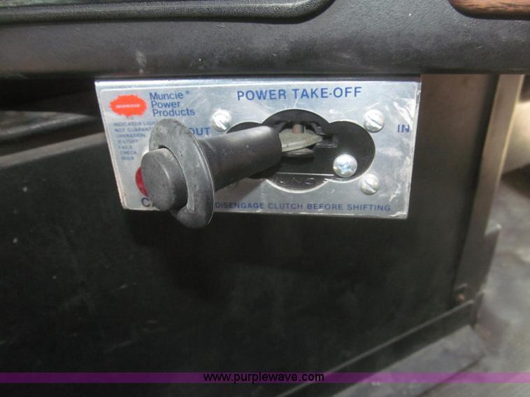 image for item F7343 2000 Freightliner FLD120 semi truck