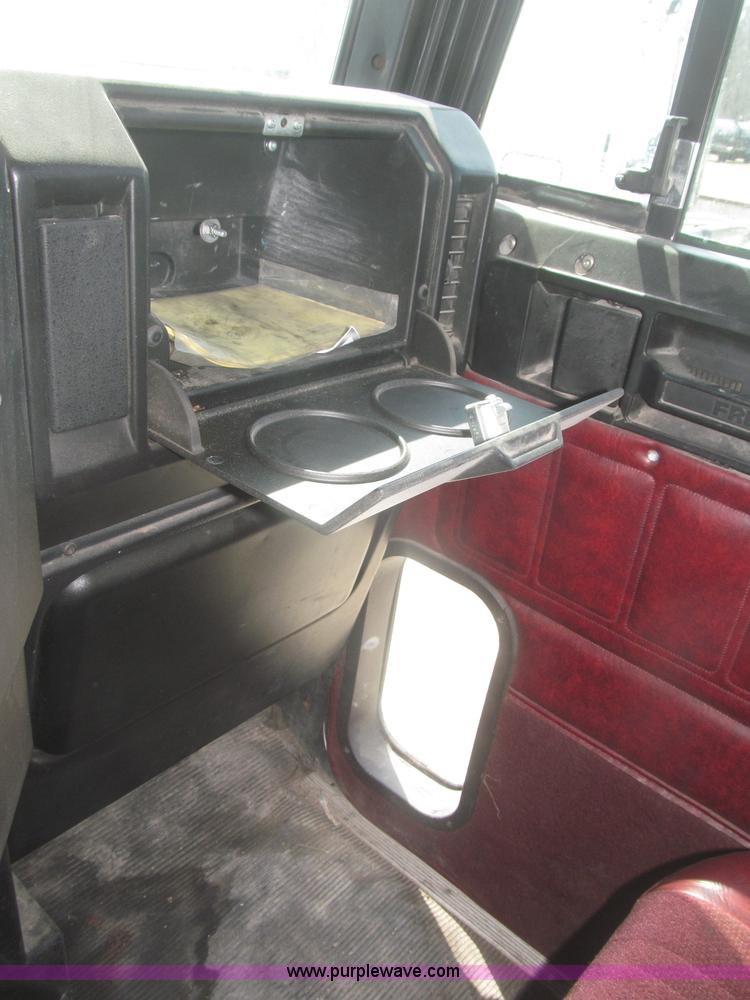 image for item F7343 2000 Freightliner FLD120 semi truck