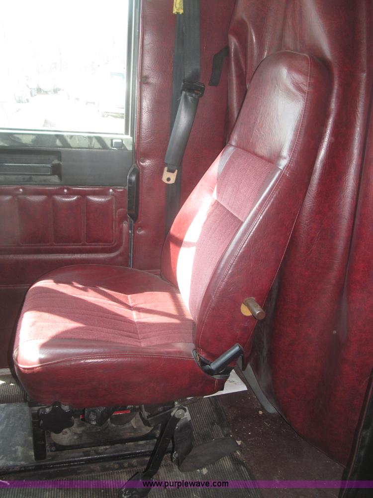 image for item F7343 2000 Freightliner FLD120 semi truck