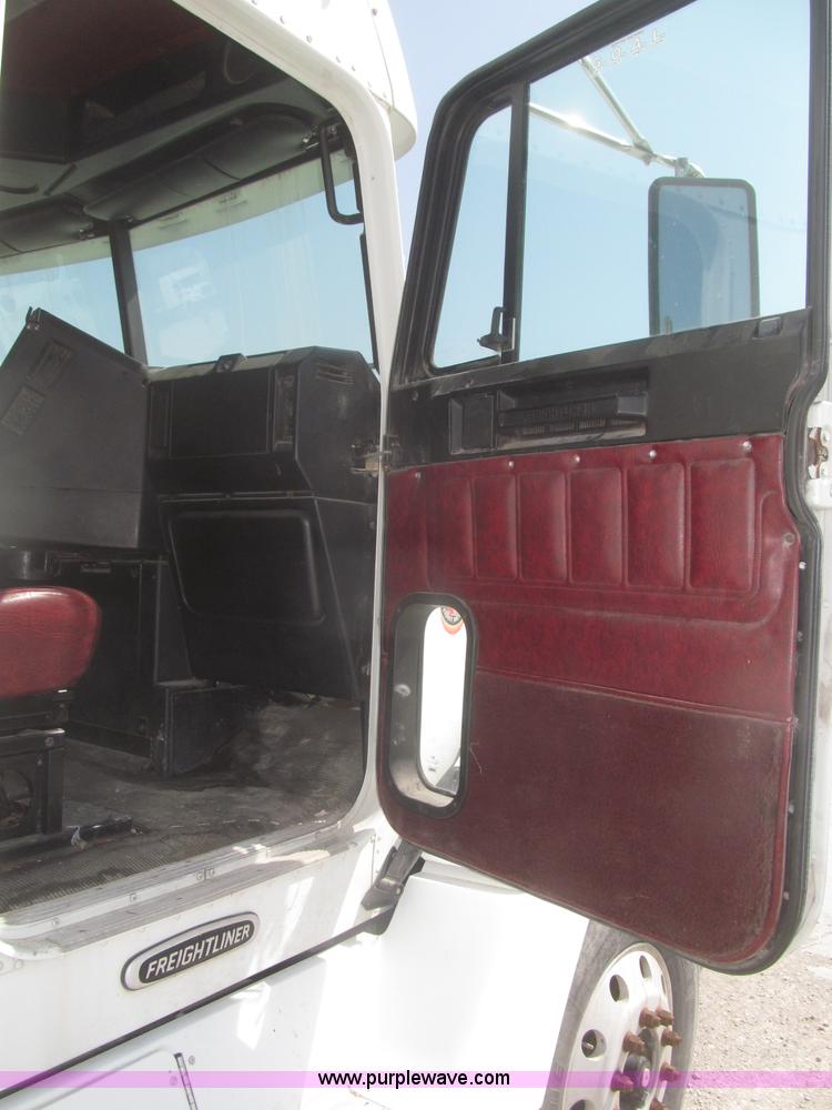 image for item F7343 2000 Freightliner FLD120 semi truck