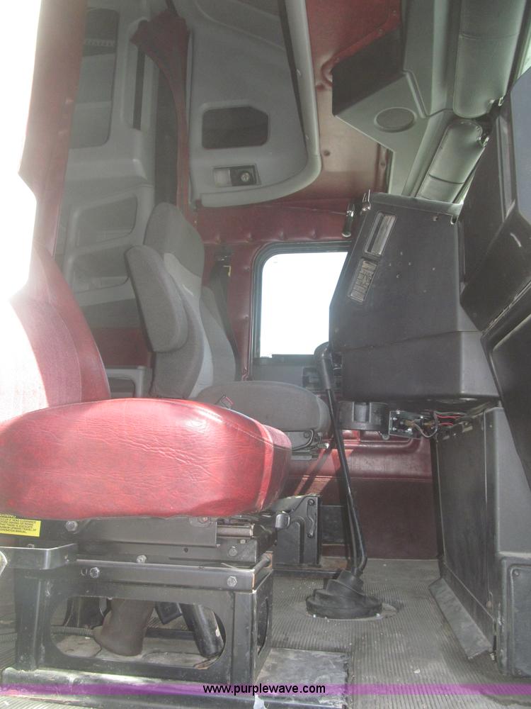 image for item F7343 2000 Freightliner FLD120 semi truck