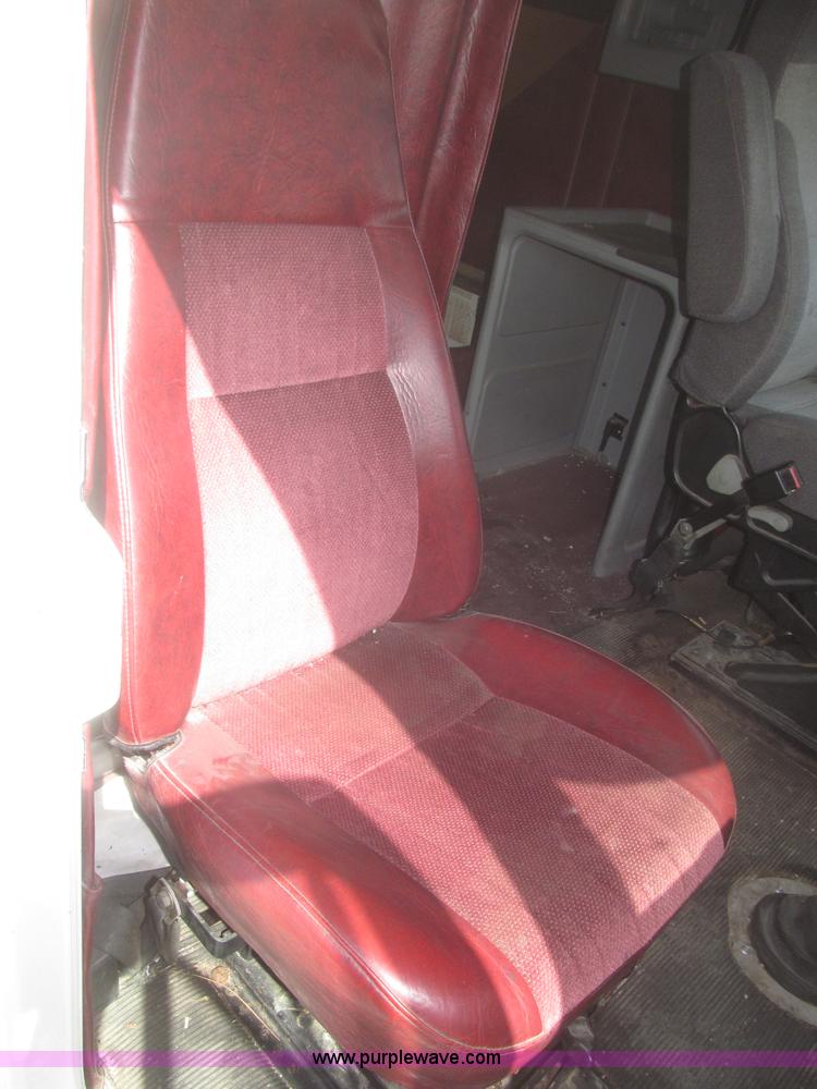 image for item F7343 2000 Freightliner FLD120 semi truck