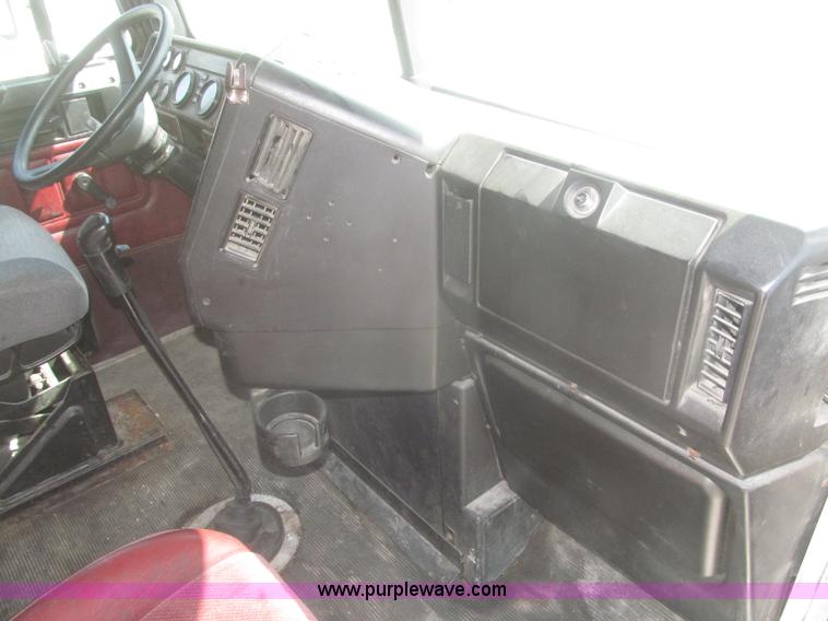 image for item F7343 2000 Freightliner FLD120 semi truck