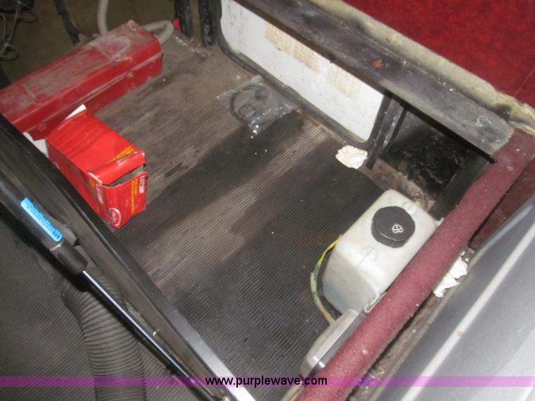 image for item F7343 2000 Freightliner FLD120 semi truck