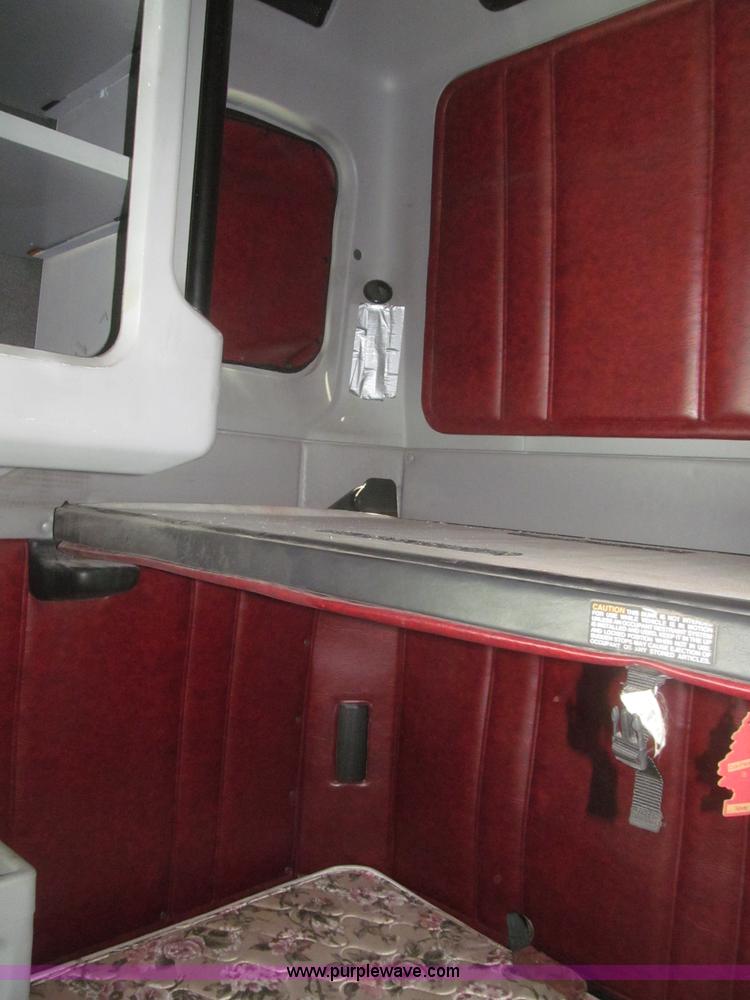 image for item F7343 2000 Freightliner FLD120 semi truck