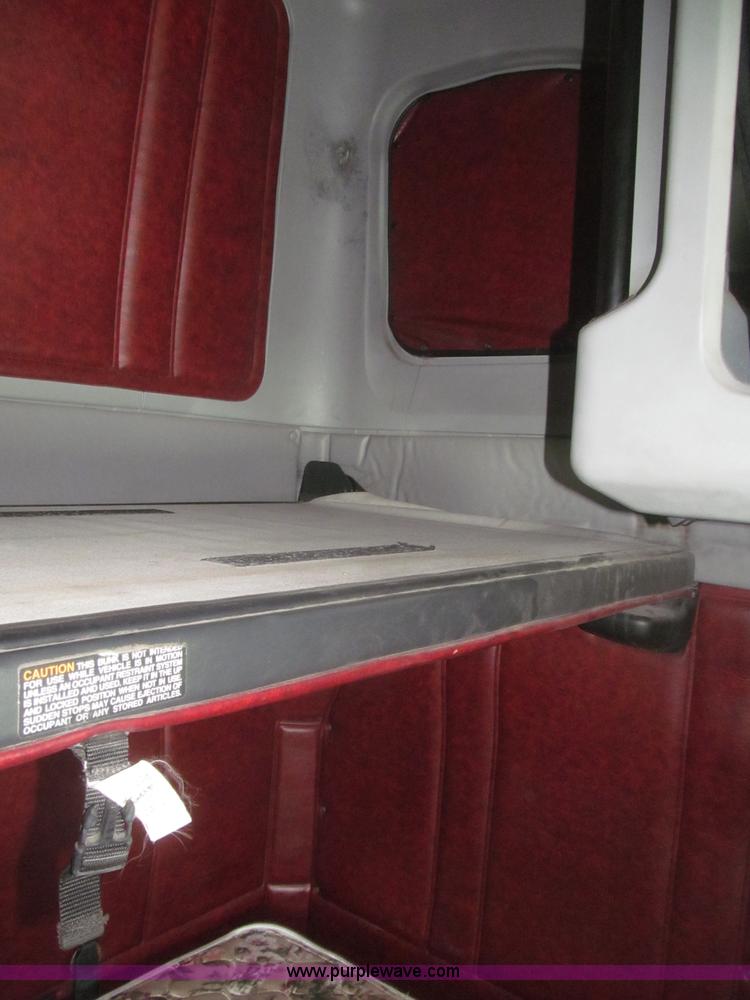 image for item F7343 2000 Freightliner FLD120 semi truck