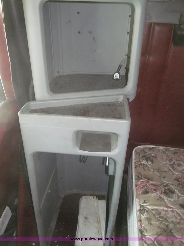 image for item F7343 2000 Freightliner FLD120 semi truck