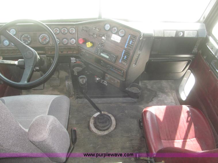 image for item F7343 2000 Freightliner FLD120 semi truck