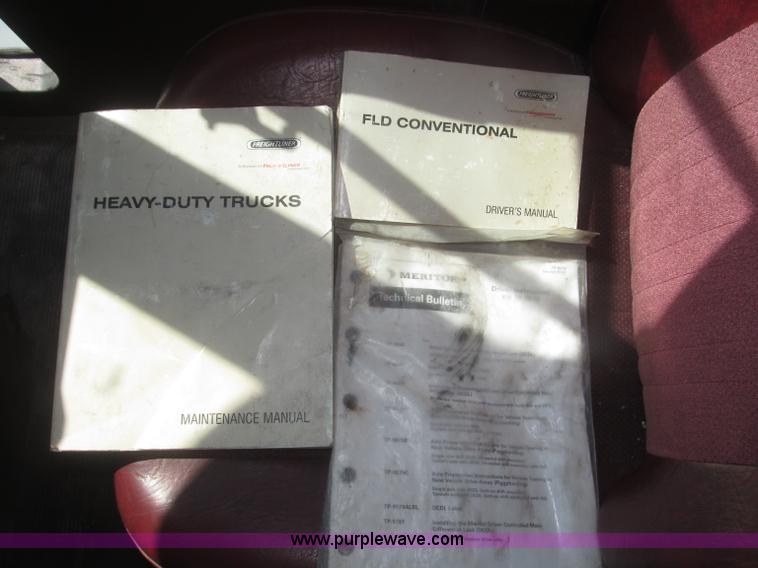 image for item F7343 2000 Freightliner FLD120 semi truck