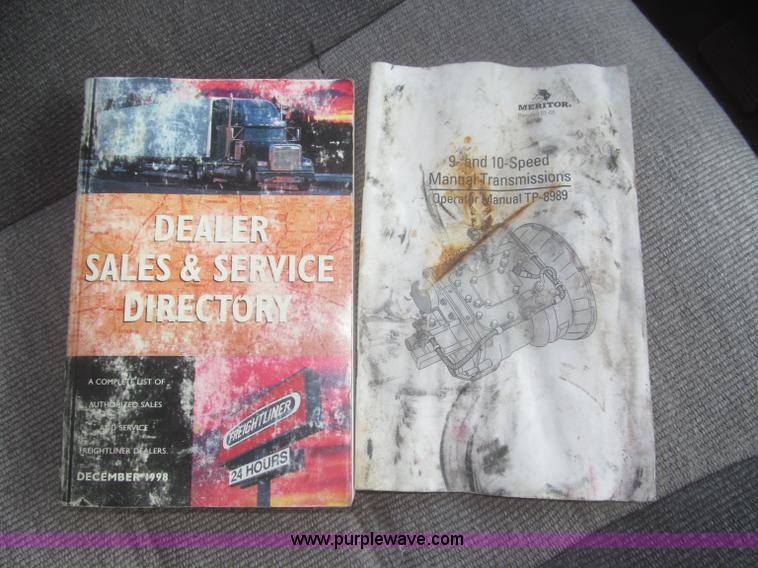 image for item F7343 2000 Freightliner FLD120 semi truck