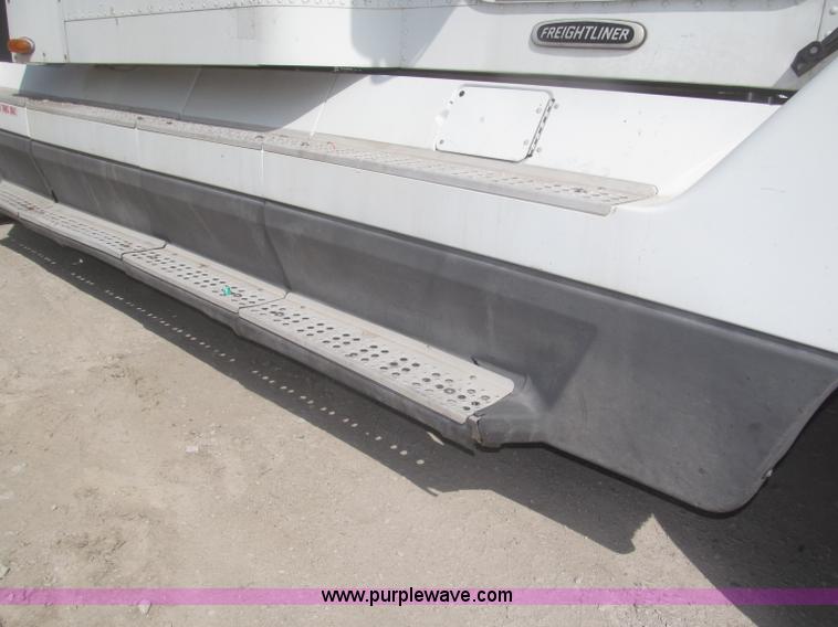 image for item F7343 2000 Freightliner FLD120 semi truck