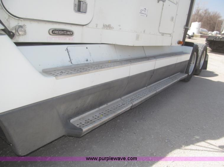 image for item F7343 2000 Freightliner FLD120 semi truck