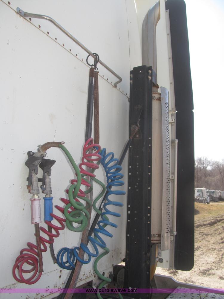 image for item F7343 2000 Freightliner FLD120 semi truck