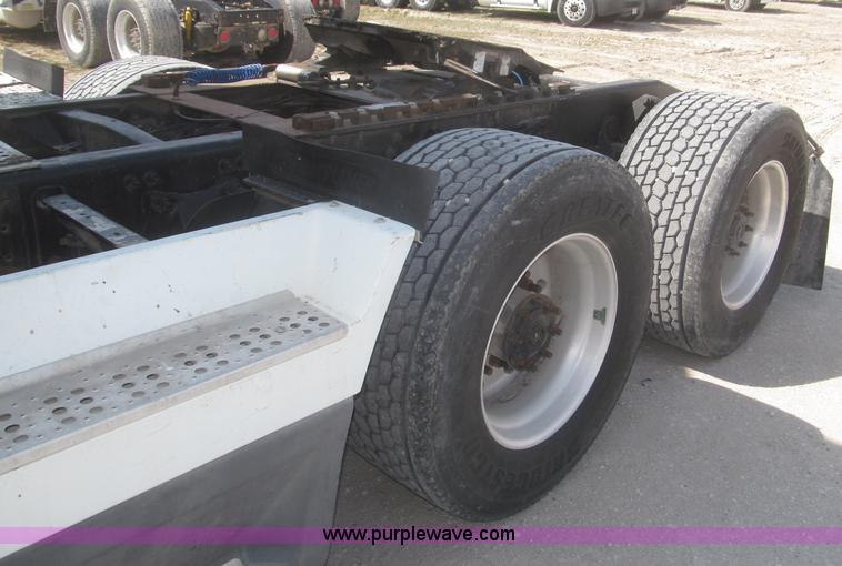 image for item F7343 2000 Freightliner FLD120 semi truck