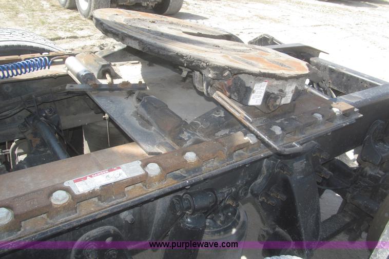 image for item F7343 2000 Freightliner FLD120 semi truck