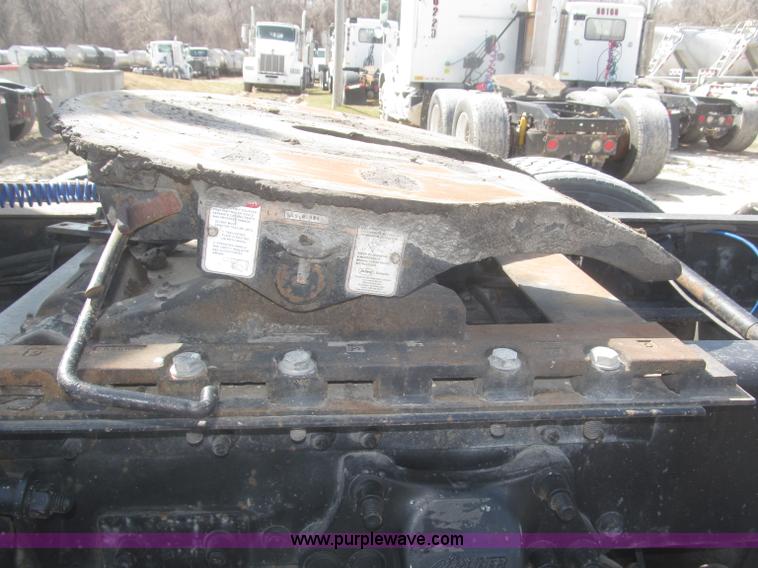 image for item F7343 2000 Freightliner FLD120 semi truck