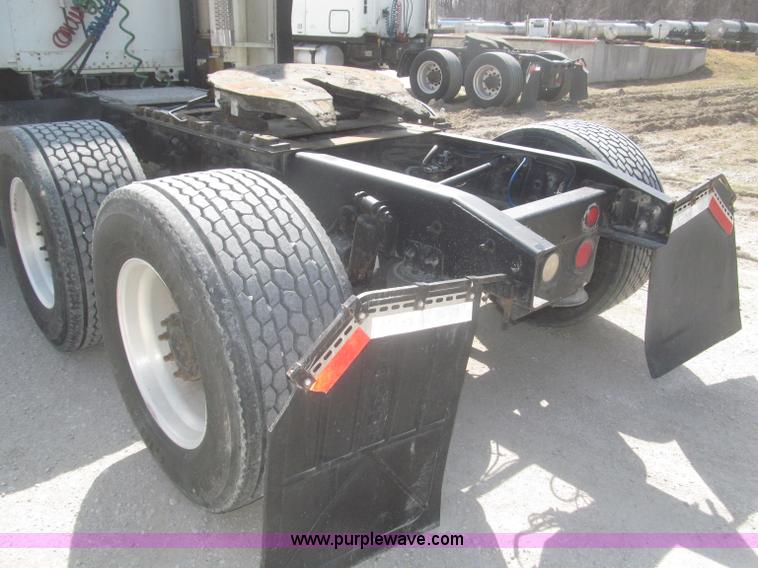 image for item F7343 2000 Freightliner FLD120 semi truck