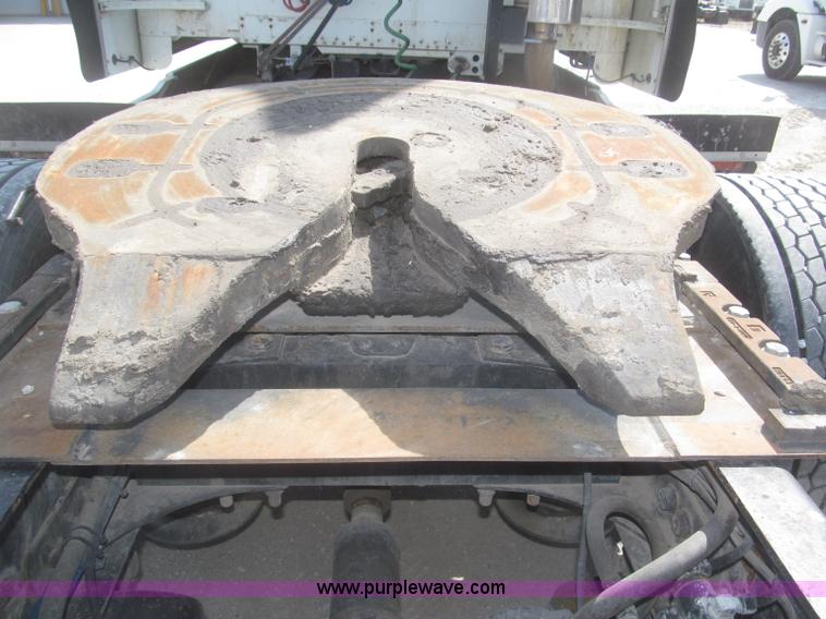 image for item F7343 2000 Freightliner FLD120 semi truck