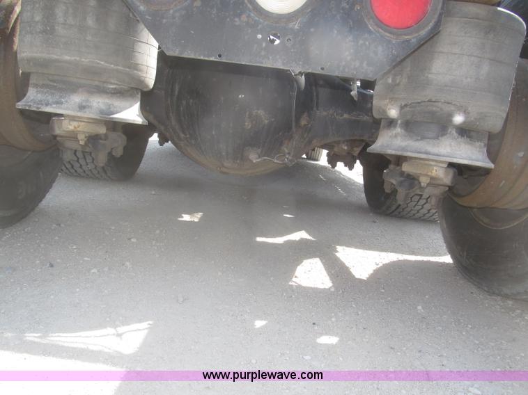 image for item F7343 2000 Freightliner FLD120 semi truck