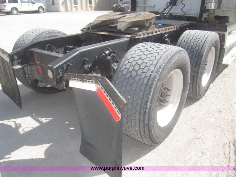 image for item F7343 2000 Freightliner FLD120 semi truck