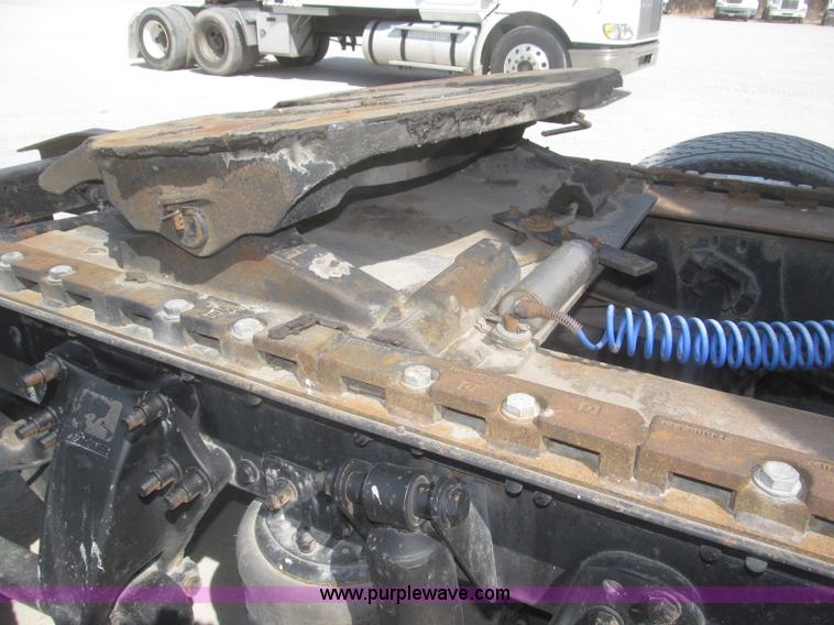 image for item F7343 2000 Freightliner FLD120 semi truck