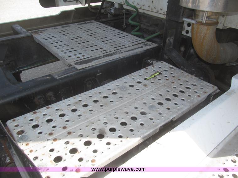 image for item F7343 2000 Freightliner FLD120 semi truck