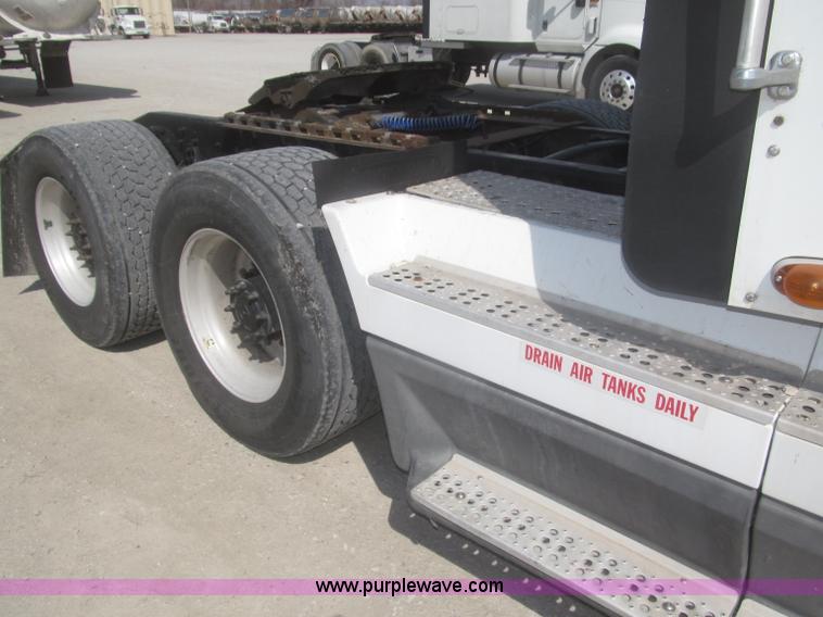 image for item F7343 2000 Freightliner FLD120 semi truck