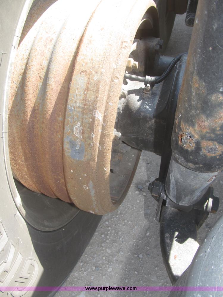 image for item F7343 2000 Freightliner FLD120 semi truck