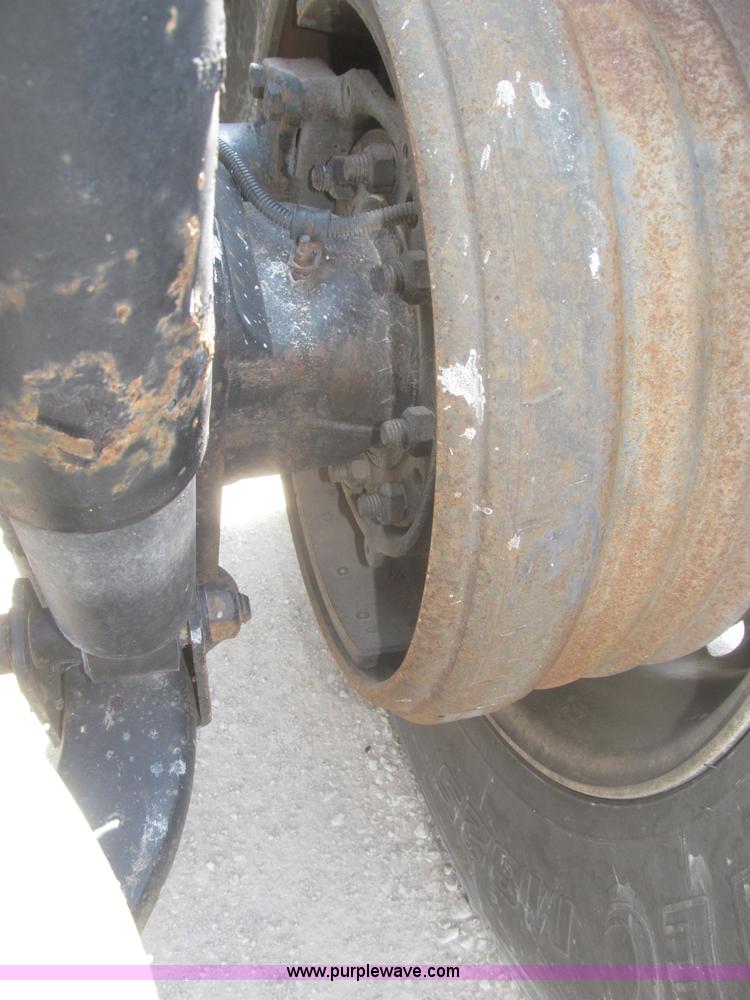 image for item F7343 2000 Freightliner FLD120 semi truck