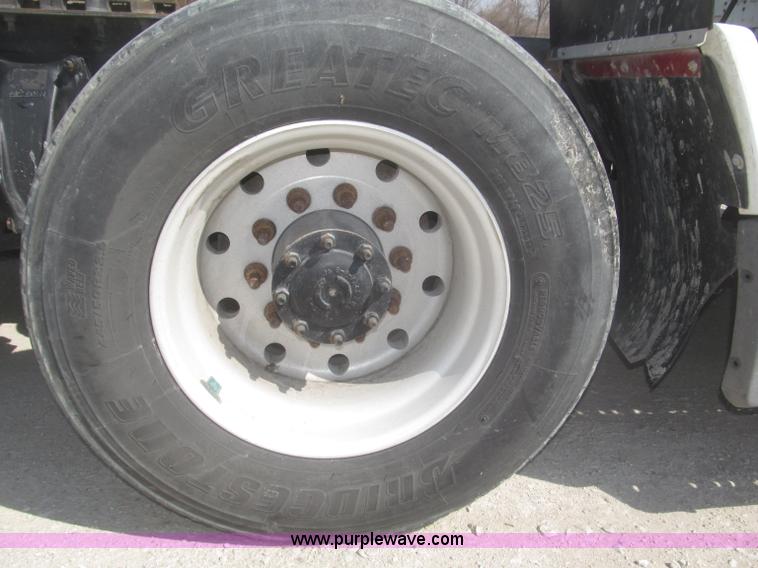 image for item F7343 2000 Freightliner FLD120 semi truck