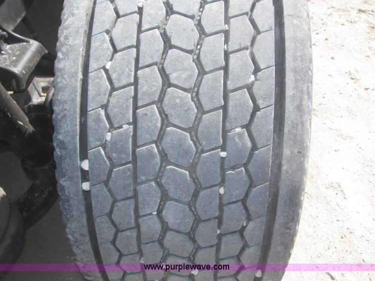 image for item F7343 2000 Freightliner FLD120 semi truck