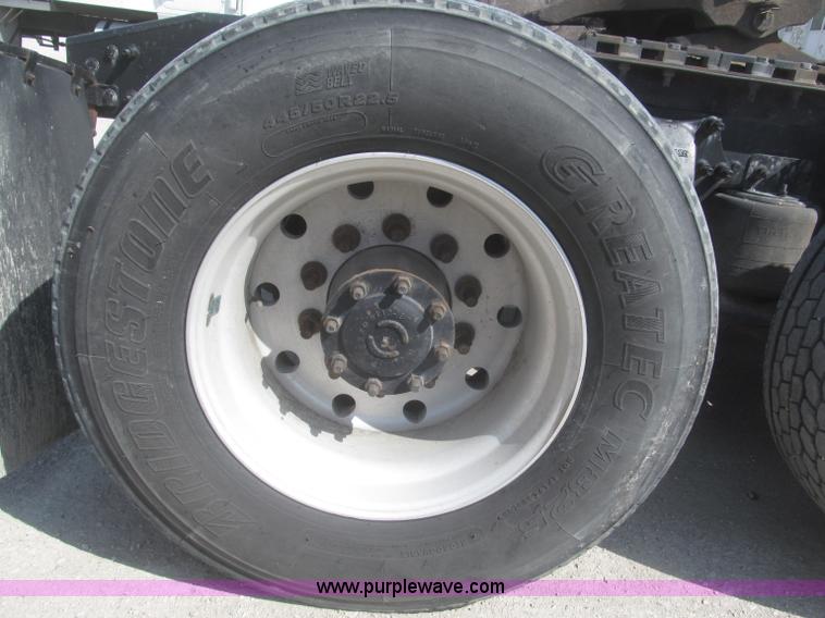 image for item F7343 2000 Freightliner FLD120 semi truck